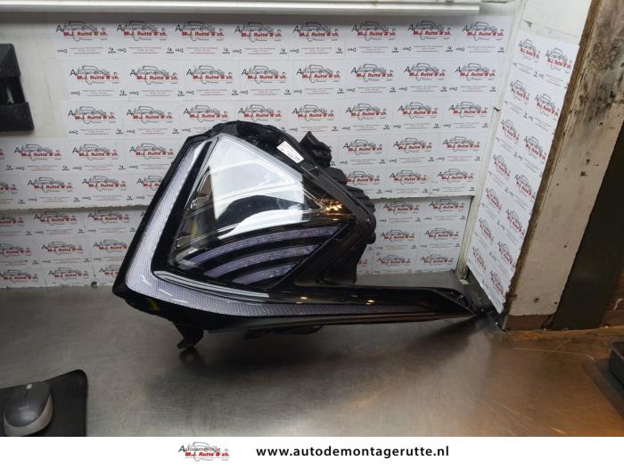 Używane Reflektor prawy Kia Sportage (NQ5E) 1.6 T-GDi 16V AWD Cena € 750,00 Procedura marży oferowane przez Autodemontage M.J. Rutte B.V.