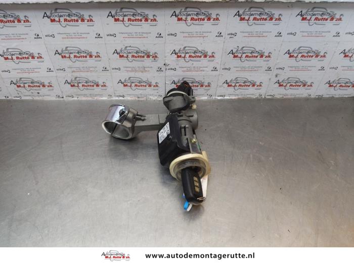 Używane Stacyjka + Kluczyk Chevrolet Captiva (C100) 2.4 16V 4x2 Cena na żądanie oferowane przez Autodemontage M.J. Rutte B.V.