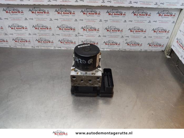 Używane Pompa ABS Chevrolet Captiva (C100) 2.4 16V 4x2 Cena € 200,00 Procedura marży oferowane przez Autodemontage M.J. Rutte B.V.