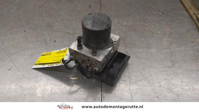 Begagnade ABS-pump BMW X3 (E83) 3.0i xDrive 24V Pris € 60,00 Marginaltabell erbjuds av Autodemontage M.J. Rutte B.V.