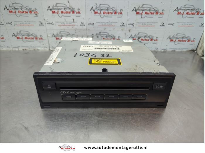 Używane Odtwarzacz CD Audi A6 Avant (C6) 2.7 TDI V6 24V Cena na żądanie oferowane przez Autodemontage M.J. Rutte B.V.