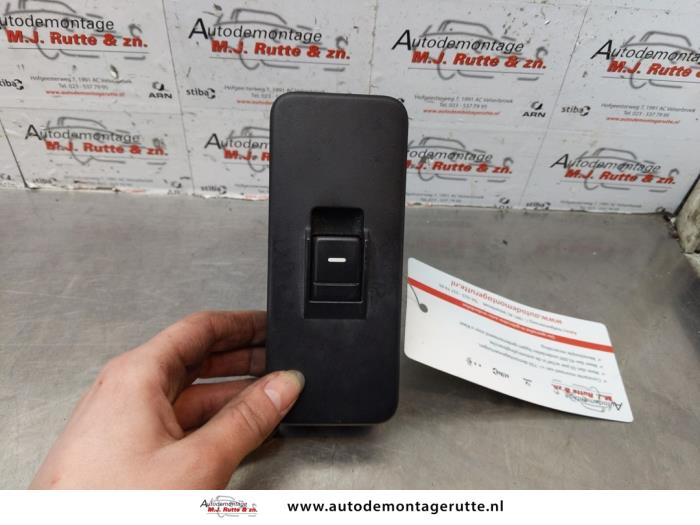 Usados Interruptor de ventanilla eléctrica Landrover Range Rover Sport (LS) 2.7 TDV6 24V Precio de solicitud ofrecido por Autodemontage M.J. Rutte B.V.
