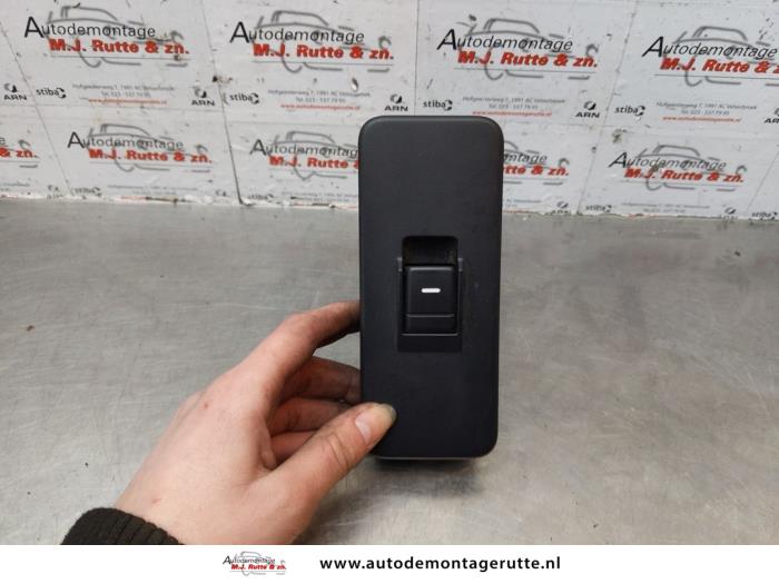 Usados Interruptor de ventanilla eléctrica Landrover Range Rover Sport (LS) 2.7 TDV6 24V Precio de solicitud ofrecido por Autodemontage M.J. Rutte B.V.