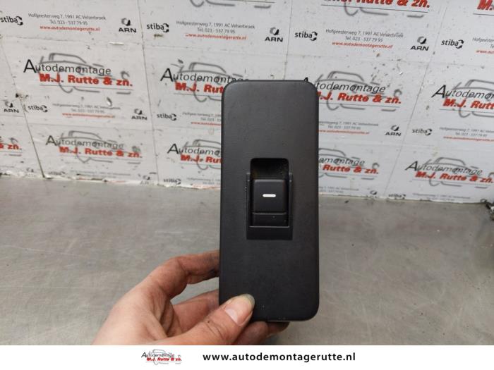 Usados Interruptor de ventanilla eléctrica Landrover Range Rover Sport (LS) 2.7 TDV6 24V Precio de solicitud ofrecido por Autodemontage M.J. Rutte B.V.