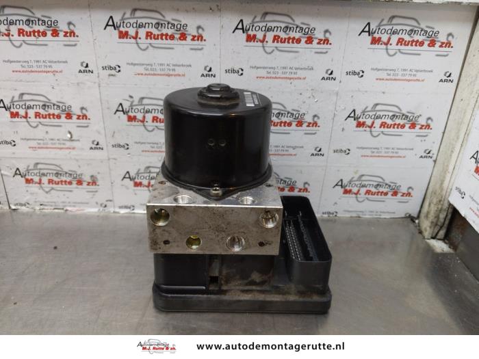 Używane Pompa ABS Volvo C30 (EK/MK) 1.6 16V Cena na żądanie oferowane przez Autodemontage M.J. Rutte B.V.