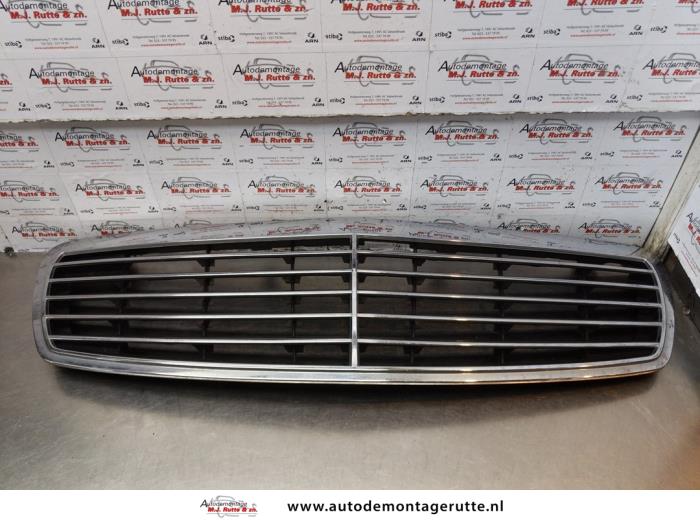 Używane Grill Mercedes E (W211) 2.6 E-240 V6 18V Cena na żądanie oferowane przez Autodemontage M.J. Rutte B.V.
