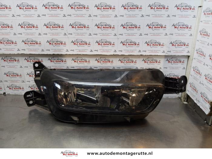 Używane Reflektor prawy Citroen C4 Picasso (3D/3E) 1.6 e-Hdi, BlueHDi 115 Cena € 125,00 Procedura marży oferowane przez Autodemontage M.J. Rutte B.V.