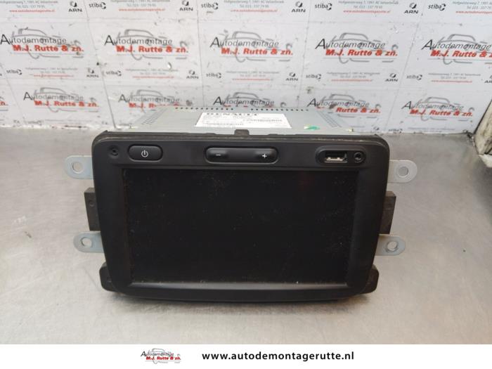 Używane Radio Dacia Lodgy (JS/SD0J) 1.2 TCE 16V Cena na żądanie oferowane przez Autodemontage M.J. Rutte B.V.