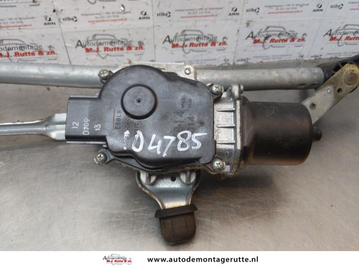 Mecanismo y motor de limpiaparabrisas de un Dacia Lodgy (JS) 1.2 TCE 16V 2013