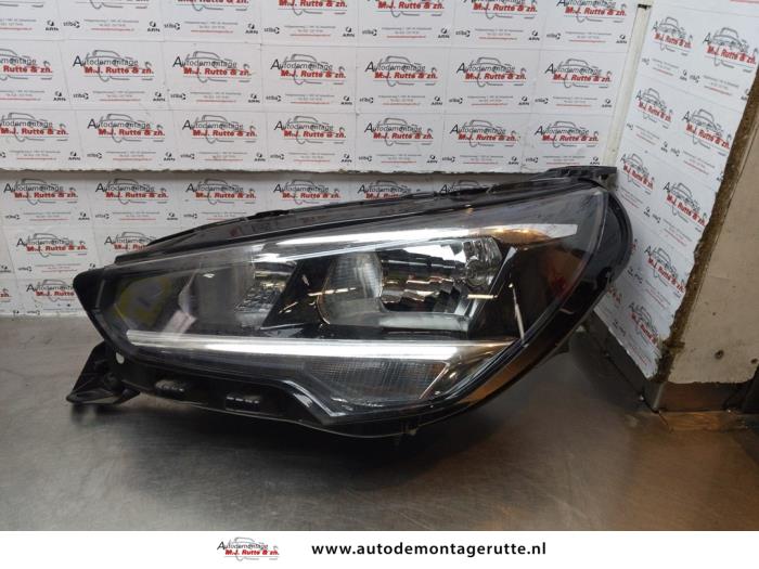 Używane Reflektor lewy Opel Corsa F (UB/UH/UP) 1.2 12V 100 Cena € 275,00 Procedura marży oferowane przez Autodemontage M.J. Rutte B.V.