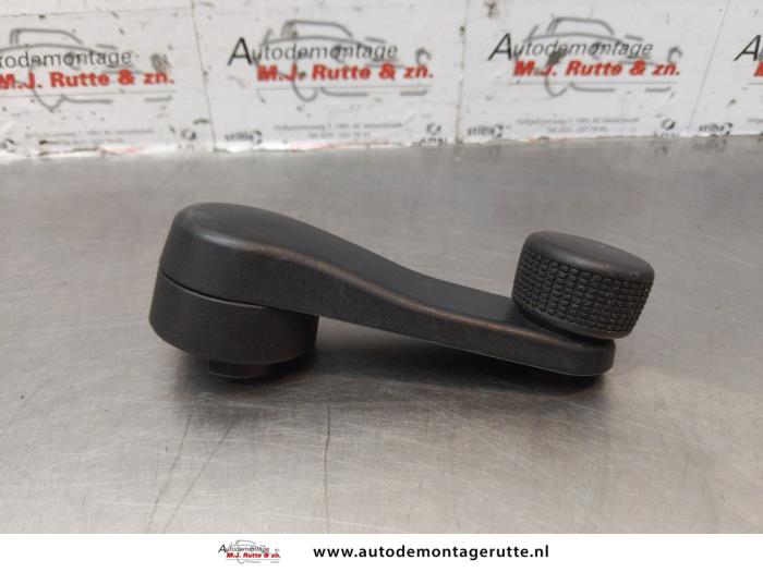 Usados Manivela de ventanilla Volkswagen Up! (121) 1.0 12V 60 Precio de solicitud ofrecido por Autodemontage M.J. Rutte B.V.