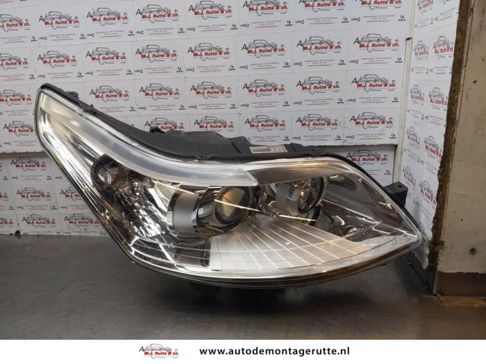 Używane Reflektor prawy Citroen C4 Berline (LC) 2.0 16V Cena € 225,00 Procedura marży oferowane przez Autodemontage M.J. Rutte B.V.