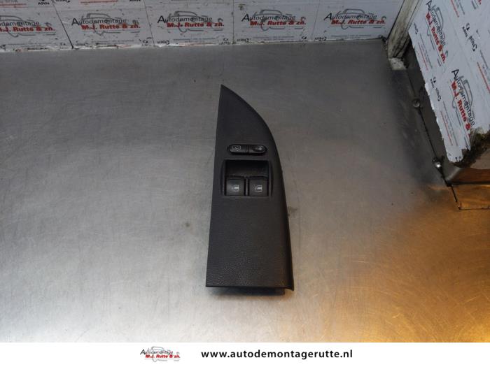 Usados Interruptor combinado de ventanillas Skoda Fabia (6Y5) 1.4i 16V Precio de solicitud ofrecido por Autodemontage M.J. Rutte B.V.