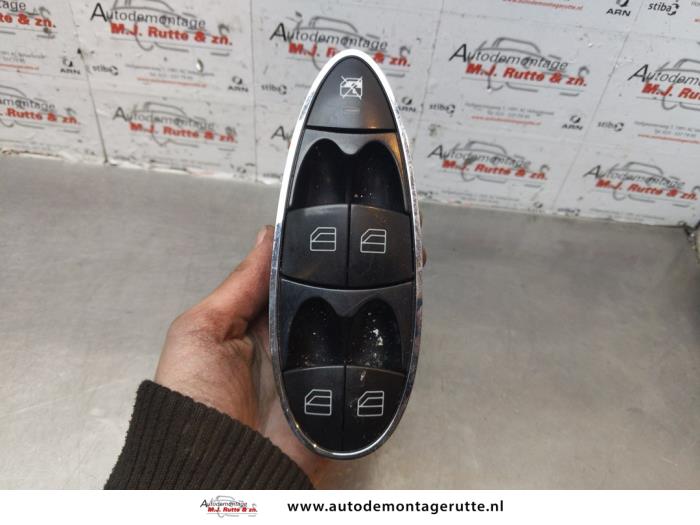 Usados Interruptor combinado de ventanillas Mercedes E (W211) 2.6 E-240 V6 18V Precio de solicitud ofrecido por Autodemontage M.J. Rutte B.V.