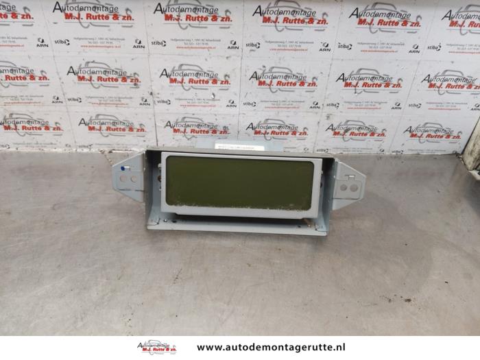 Begagnade Innerdisplay Toyota Avensis Wagon (T25/B1E) 1.8 16V VVT-i Pris på förfrågan erbjuds av Autodemontage M.J. Rutte B.V.