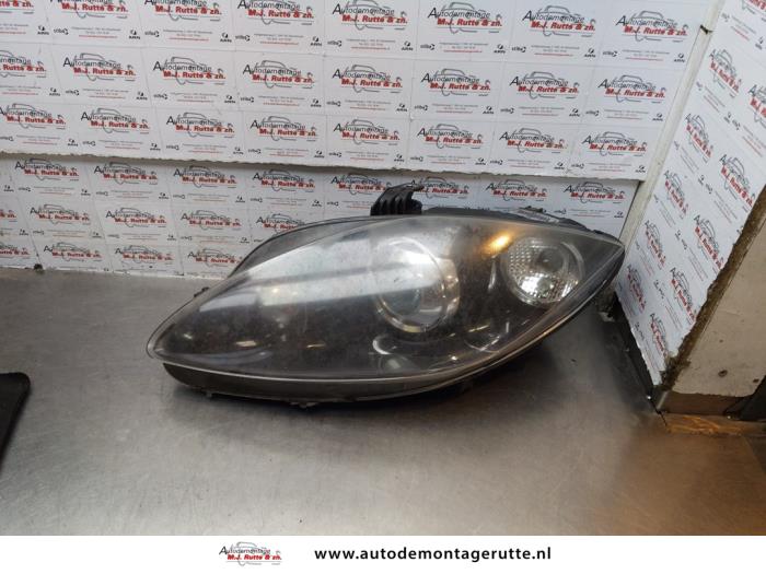 Używane Reflektor lewy Seat Leon (1P1) 1.2 TSI Cena € 300,00 Procedura marży oferowane przez Autodemontage M.J. Rutte B.V.