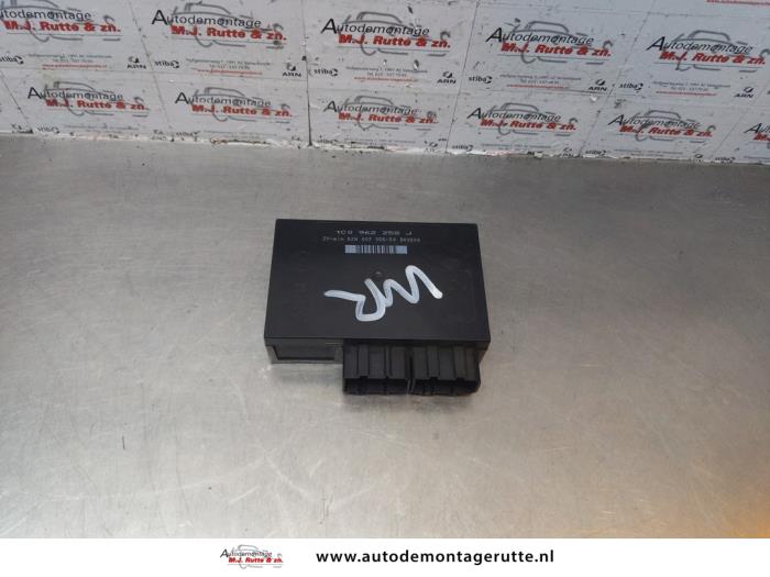 Używane Modul Comfort Volkswagen Golf IV (1J1) 1.6 16V Cena na żądanie oferowane przez Autodemontage M.J. Rutte B.V.