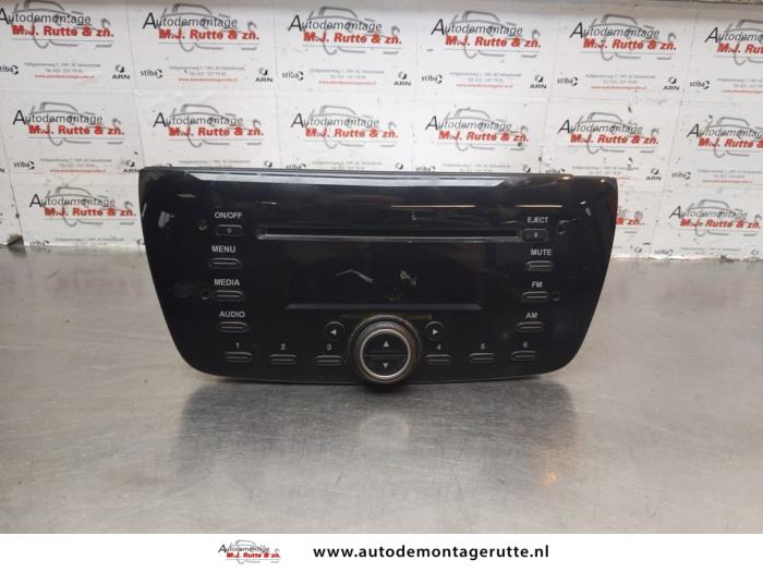 Używane Radio Opel Combo 1.3 CDTI 16V ecoFlex Cena na żądanie oferowane przez Autodemontage M.J. Rutte B.V.