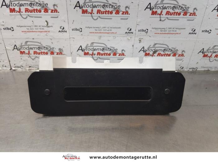 Używane Zegar Peugeot 206 (2A/C/H/J/S) 1.4 XR,XS,XT,Gentry Cena na żądanie oferowane przez Autodemontage M.J. Rutte B.V.