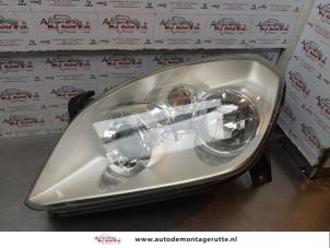 Używane Reflektor lewy Opel Tigra Twin Top 1.8 16V Cena na żądanie oferowane przez Autodemontage M.J. Rutte B.V.