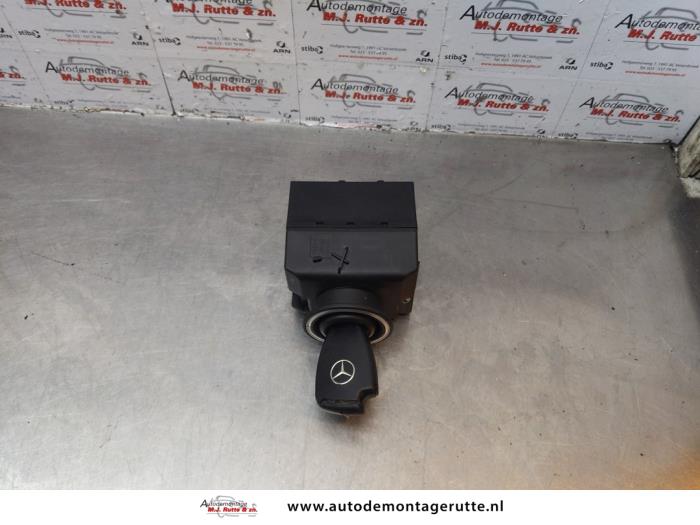 Używane Stacyjka + Kluczyk Mercedes C (W203) 1.8 C-180K 16V Cena na żądanie oferowane przez Autodemontage M.J. Rutte B.V.