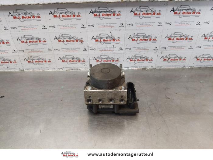 Begagnade ABS-pump Opel Corsa D 1.4 16V Twinport Pris € 100,00 Marginaltabell erbjuds av Autodemontage M.J. Rutte B.V.