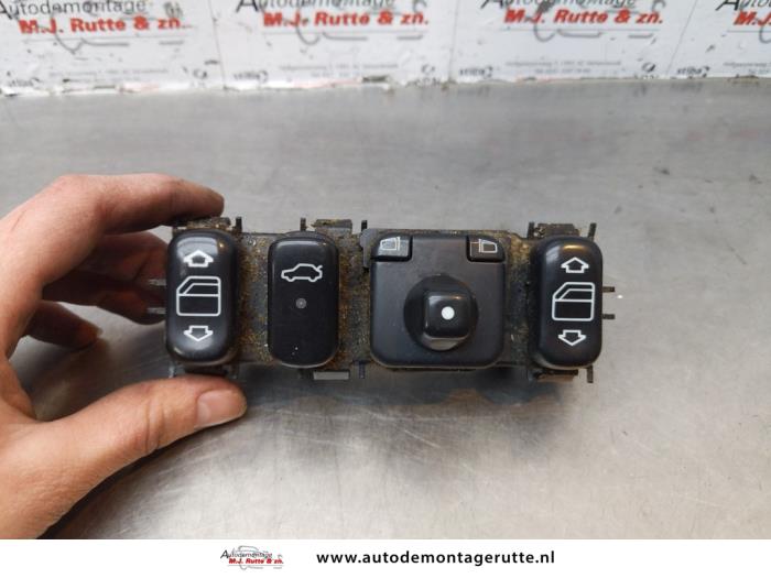 Usados Interruptor combinado de ventanillas Mercedes CLK (C208) 2.0 200K Evo 16V Precio de solicitud ofrecido por Autodemontage M.J. Rutte B.V.