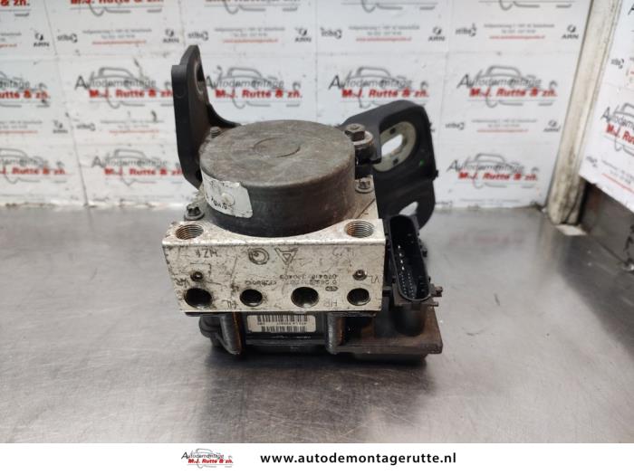 Gebrauchte ABS Pumpe Opel Corsa D 1.2 16V Preis € 100,00 Margenregelung angeboten von Autodemontage M.J. Rutte B.V.