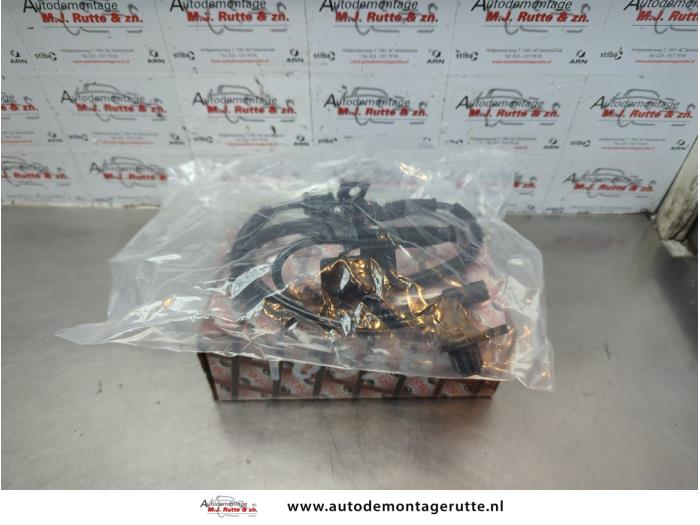 Begagnade ABS-sensor Kia Cee'd (EDB5) 1.4 CVVT 16V Pris på förfrågan erbjuds av Autodemontage M.J. Rutte B.V.