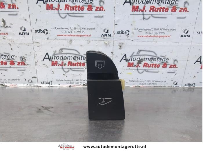 Używane Przelacznik schowka Audi A6 Avant (C6) 2.7 TDI V6 24V Cena € 25,00 Procedura marży oferowane przez Autodemontage M.J. Rutte B.V.