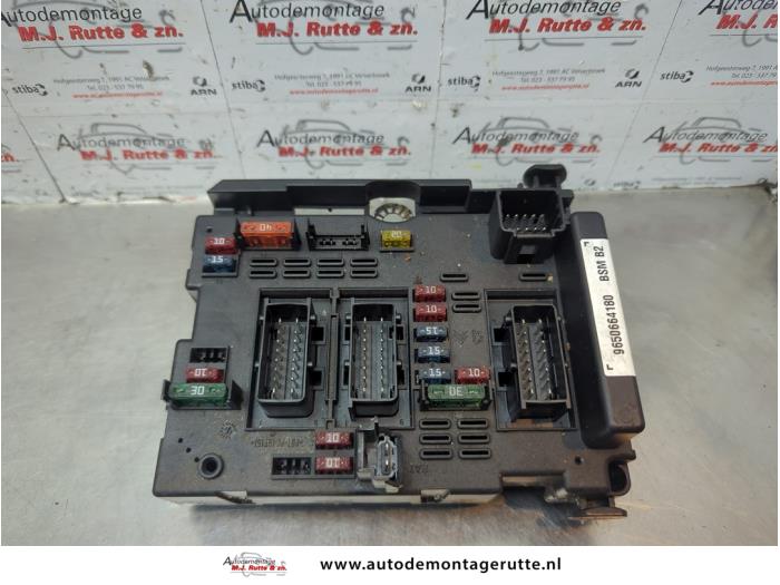 Begagnade Säkringsbox Peugeot 307 (3A/C/D) 1.4 16V Pris på förfrågan erbjuds av Autodemontage M.J. Rutte B.V.