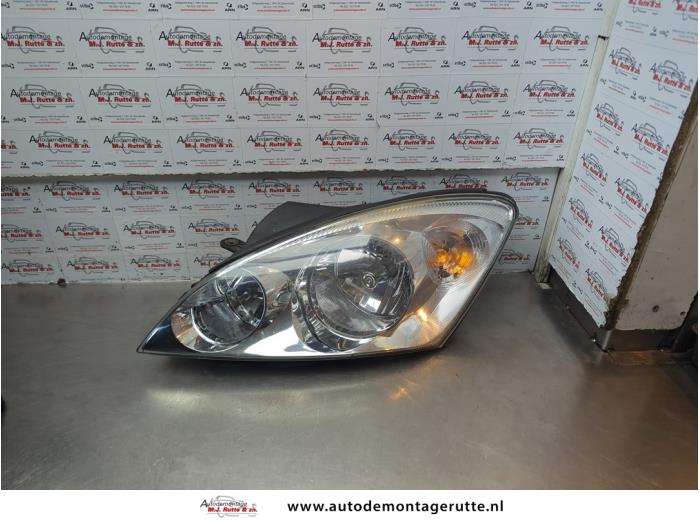 Używane Reflektor lewy Kia Cee'd (EDB5) 1.4 CVVT 16V Cena na żądanie oferowane przez Autodemontage M.J. Rutte B.V.