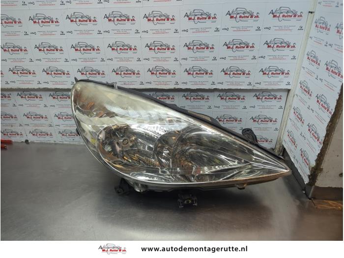 Używane Reflektor prawy Peugeot 607 (9D/U) 2.9 V6 24V Cena € 125,00 Procedura marży oferowane przez Autodemontage M.J. Rutte B.V.