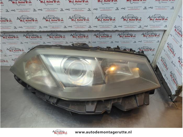 Używane Reflektor prawy Renault Megane II CC (EM) 2.0 16V Cena € 175,00 Procedura marży oferowane przez Autodemontage M.J. Rutte B.V.
