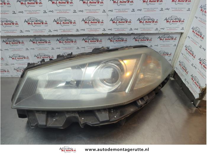 Używane Reflektor lewy Renault Megane II CC (EM) 2.0 16V Cena € 200,00 Procedura marży oferowane przez Autodemontage M.J. Rutte B.V.