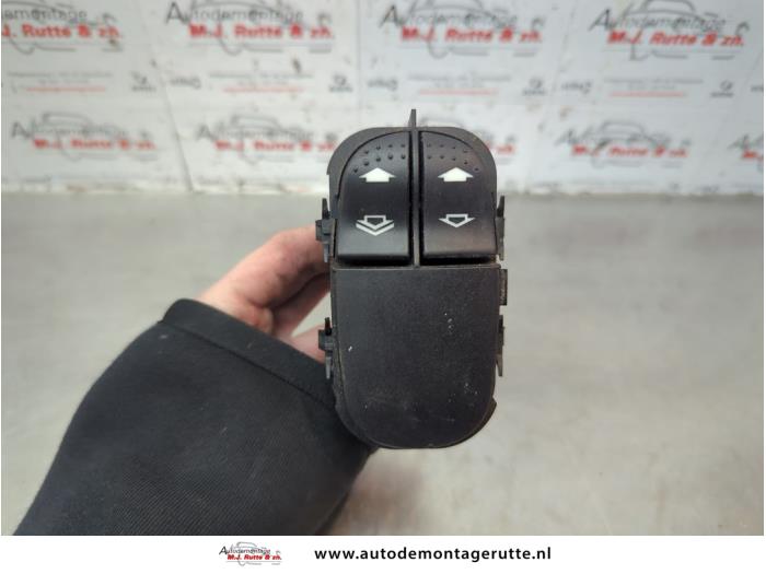Usados Interruptor combinado de ventanillas Ford Focus 1 Wagon 1.6 16V Precio de solicitud ofrecido por Autodemontage M.J. Rutte B.V.
