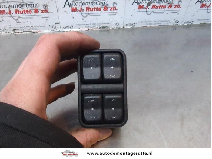 Używane Przelacznik combi okienny Opel Astra G (F67) 1.8 16V Cena na żądanie oferowane przez Autodemontage M.J. Rutte B.V.