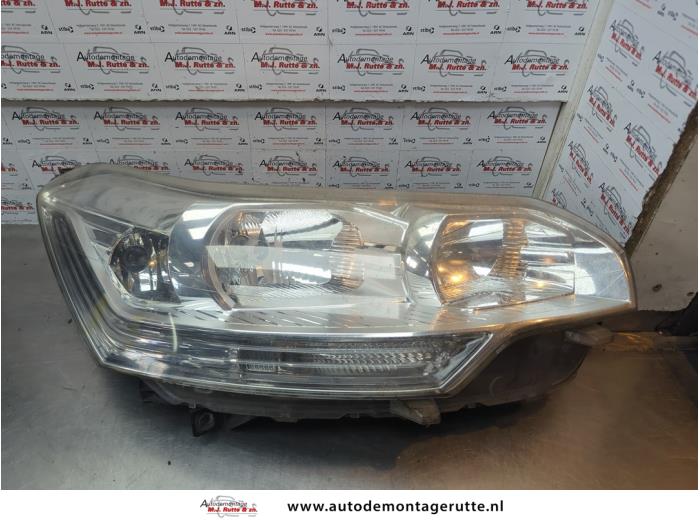 Używane Reflektor prawy Citroen C5 III Tourer (RW) 1.6 16V THP 155 Cena € 125,00 Procedura marży oferowane przez Autodemontage M.J. Rutte B.V.