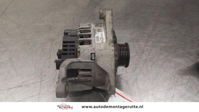 Begagnade Dynamo Volkswagen Passat Variant (3B6) 2.0 Pris på förfrågan erbjuds av Autodemontage M.J. Rutte B.V.