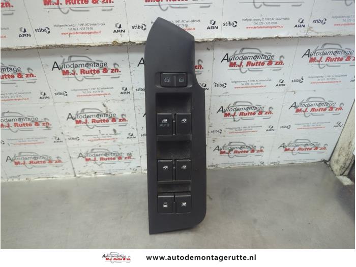 Usados Interruptor combinado de ventanillas Chevrolet Captiva (C100) 2.4 16V 4x2 Precio de solicitud ofrecido por Autodemontage M.J. Rutte B.V.