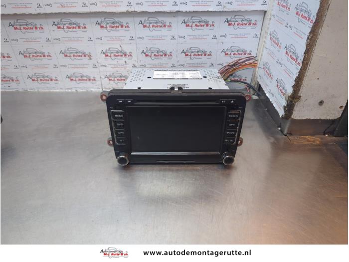 Używane Radio Volkswagen Golf V (1K1) 1.6 FSI 16V Cena € 150,00 Procedura marży oferowane przez Autodemontage M.J. Rutte B.V.