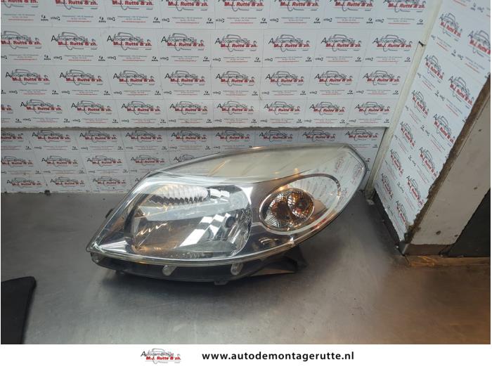 Używane Reflektor lewy Dacia Sandero I (BS) 1.2 16V Cena € 70,00 Procedura marży oferowane przez Autodemontage M.J. Rutte B.V.