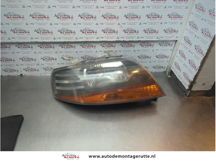 Używane Reflektor prawy Chevrolet Kalos (SF48) 1.4 16V Cena € 35,00 Procedura marży oferowane przez Autodemontage M.J. Rutte B.V.