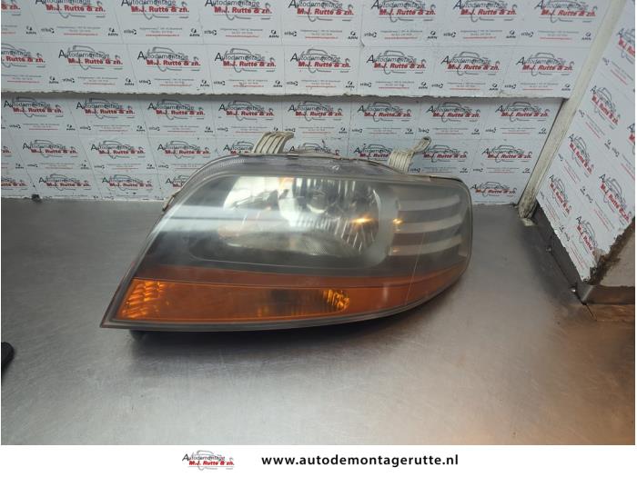 Używane Reflektor lewy Chevrolet Kalos (SF48) 1.4 16V Cena € 35,00 Procedura marży oferowane przez Autodemontage M.J. Rutte B.V.