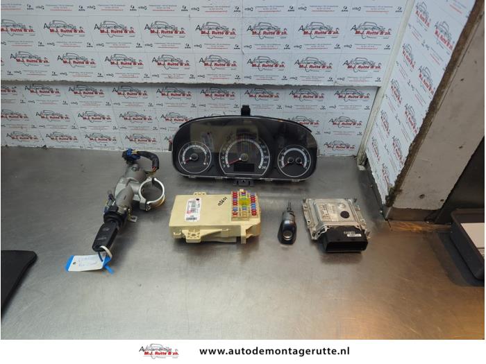 Used Ignition lock + computer Kia Cee'd (EDB5) 1.4 CVVT 16V Price € 200,00 Margin scheme offered by Autodemontage M.J. Rutte B.V.