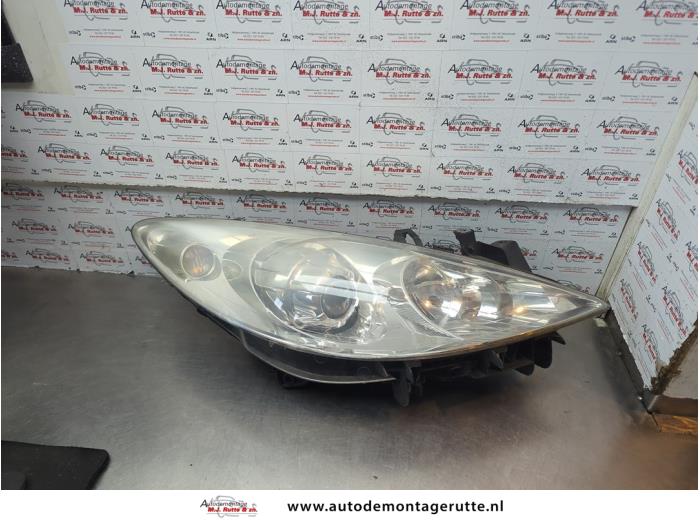 Używane Reflektor prawy Peugeot 307 (3A/C/D) 1.6 16V Cena na żądanie oferowane przez Autodemontage M.J. Rutte B.V.