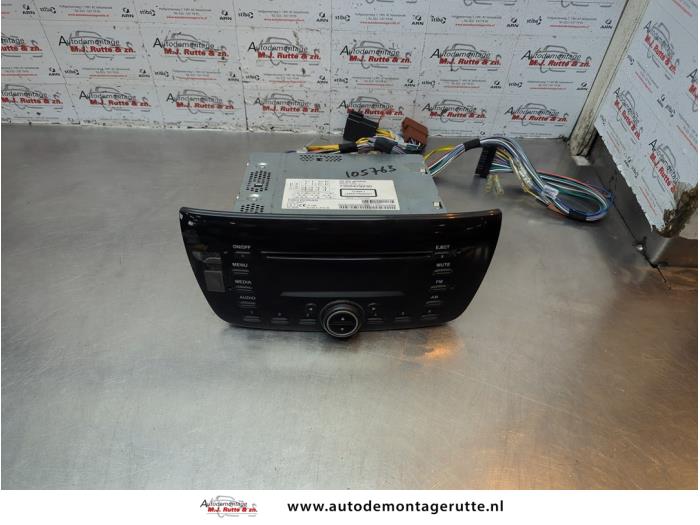 Używane Radio Opel Combo 1.3 CDTI 16V ecoFlex Cena na żądanie oferowane przez Autodemontage M.J. Rutte B.V.