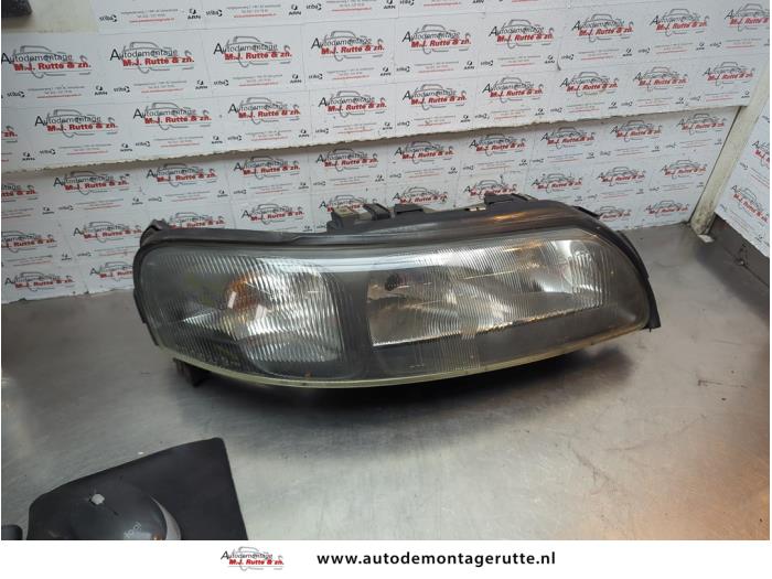 Używane Reflektor prawy Volvo V70 (SW) 2.4 T 20V Cena na żądanie oferowane przez Autodemontage M.J. Rutte B.V.