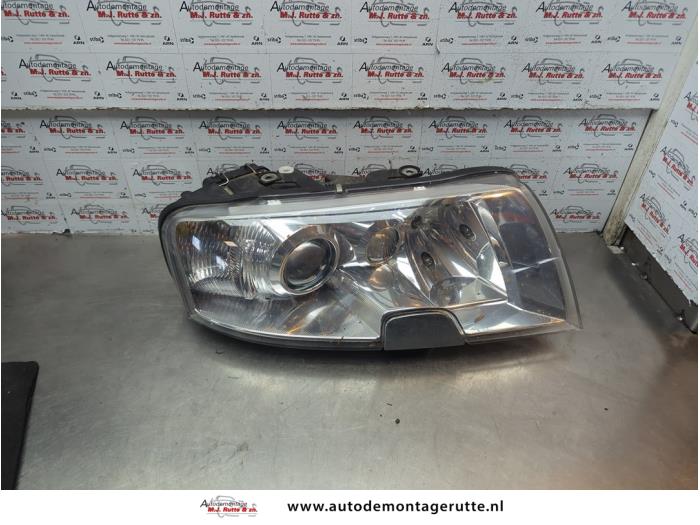 Używane Reflektor prawy Skoda Superb (3U4) 2.0 Cena € 50,00 Procedura marży oferowane przez Autodemontage M.J. Rutte B.V.