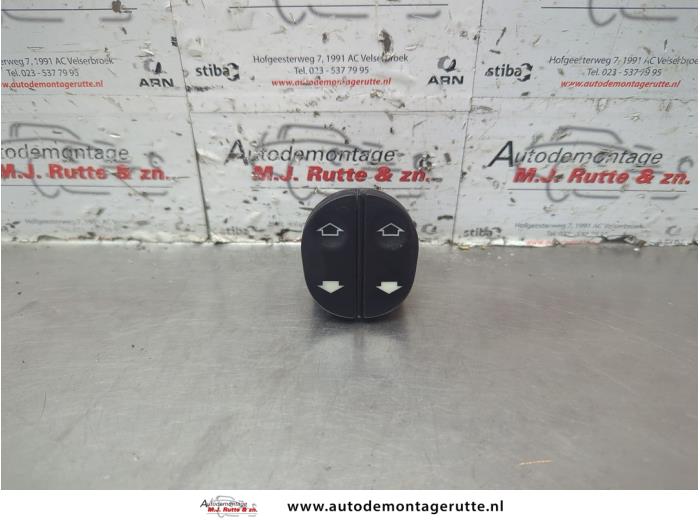 Usados Interruptor combinado de ventanillas Ford Ka I 1.3i Precio de solicitud ofrecido por Autodemontage M.J. Rutte B.V.